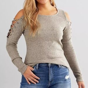 DAYTRIP Cold Shoulder Top. Women's Size Medium